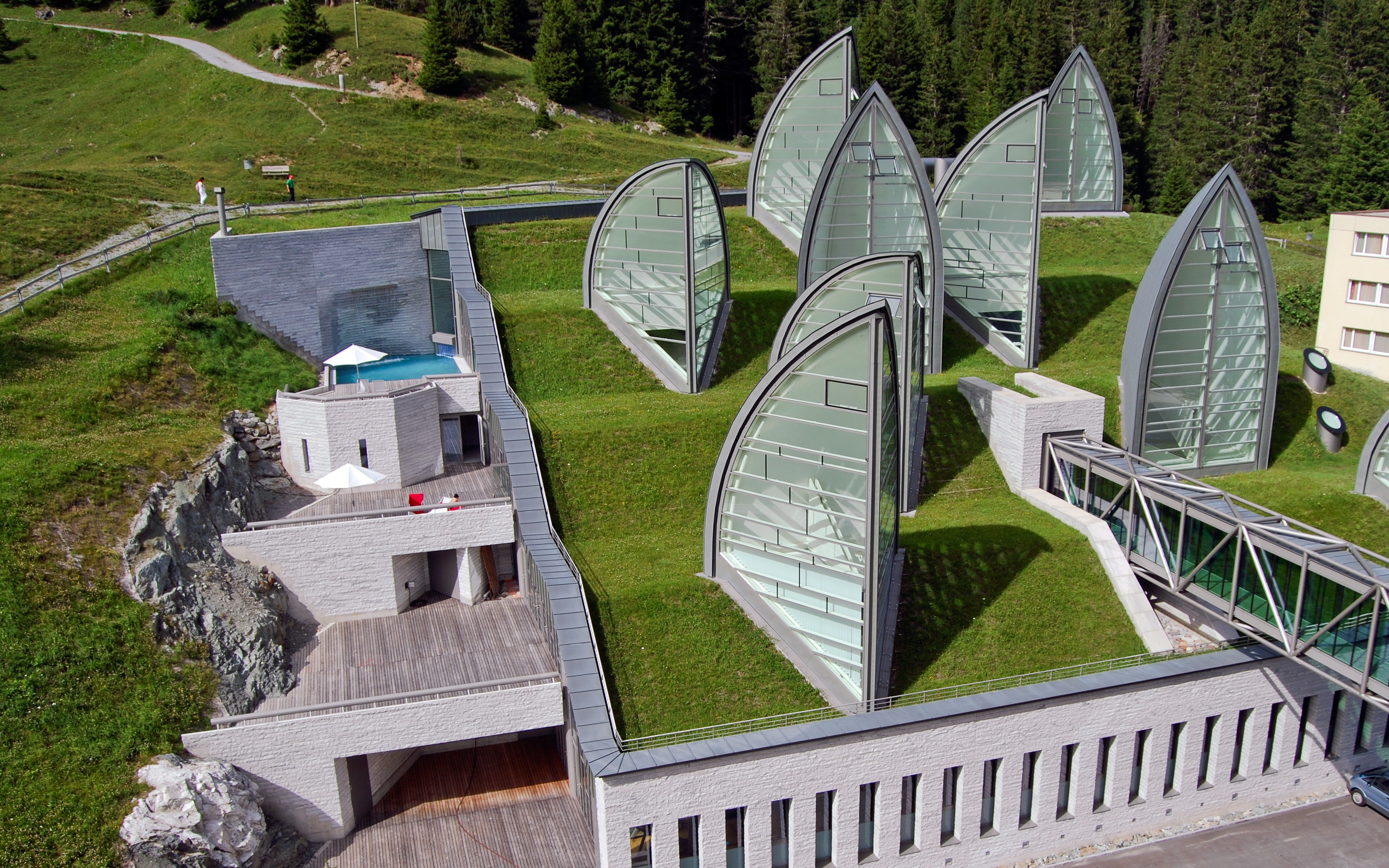 Roof terrace and pitched green roof with sail-shaped skylights